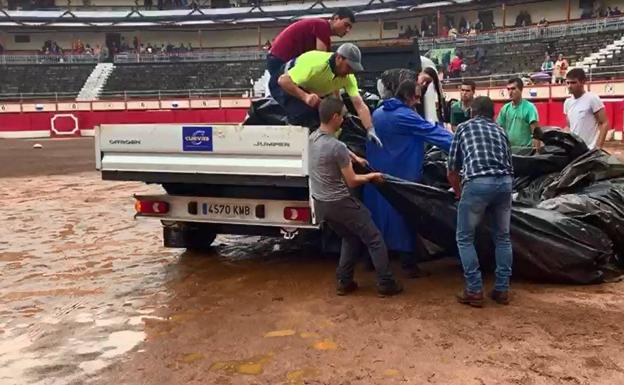 La corrida de la Feria de Santiago se celebra pese a la lluvia