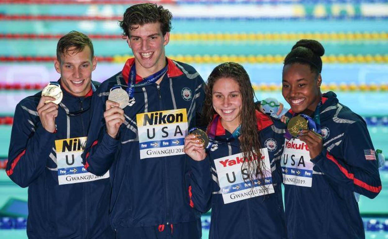 Dressel, juntos a sus compañeros del relevo mixto.