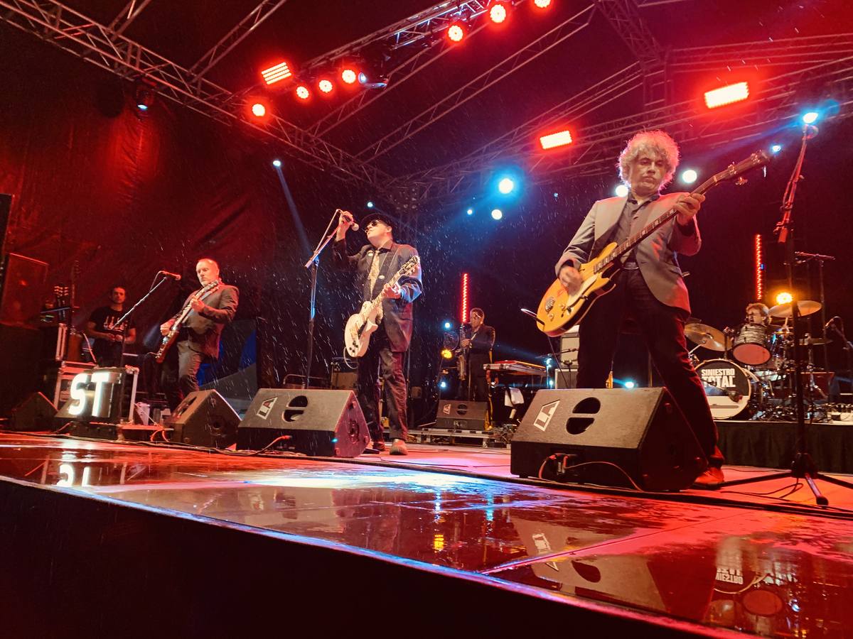 El grupo gallego, convertido ya en un clásico del panorama nacional, ofreció su recital en la plaza Porticada de la capital cántabra.