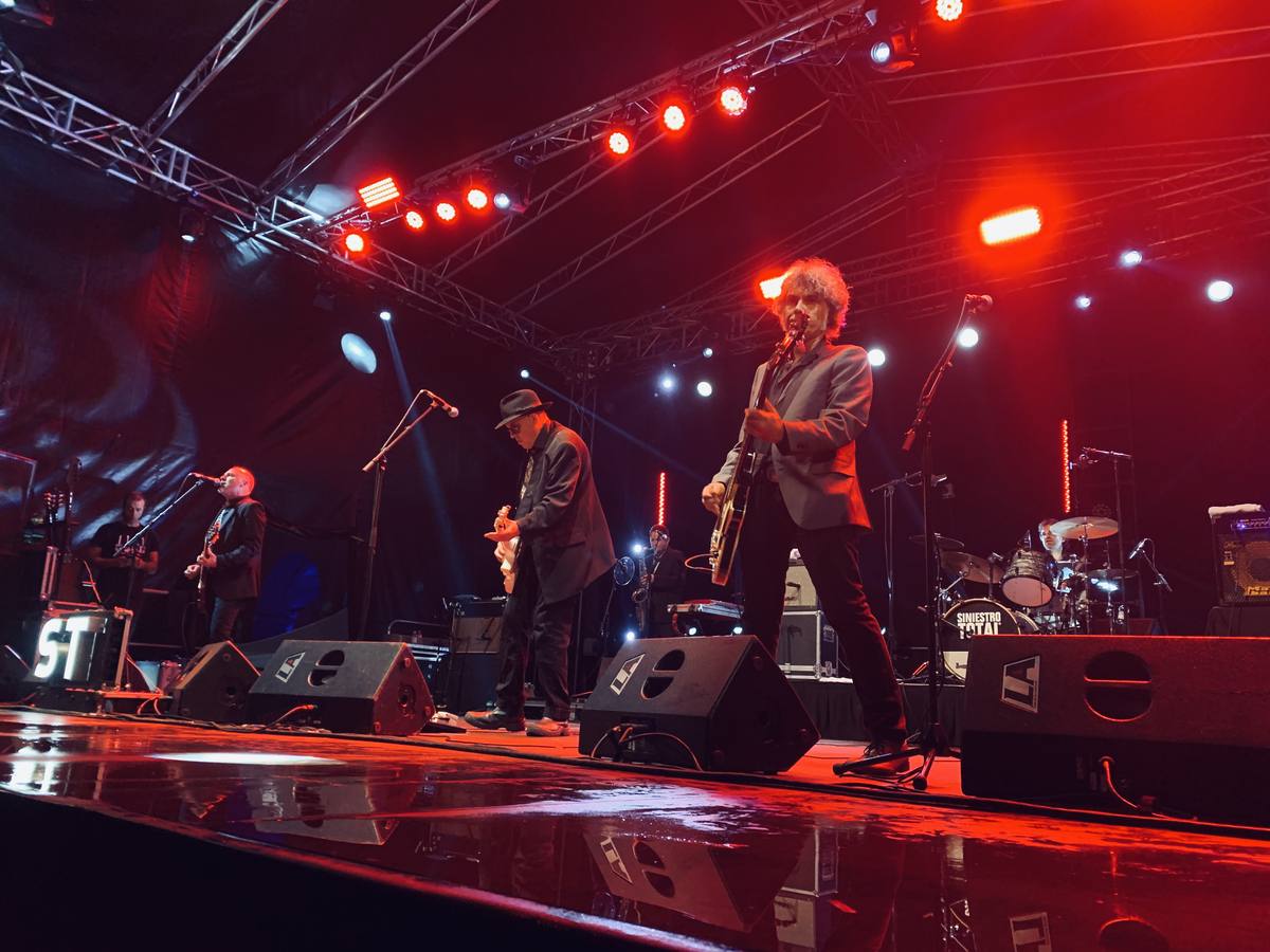 El grupo gallego, convertido ya en un clásico del panorama nacional, ofreció su recital en la plaza Porticada de la capital cántabra.