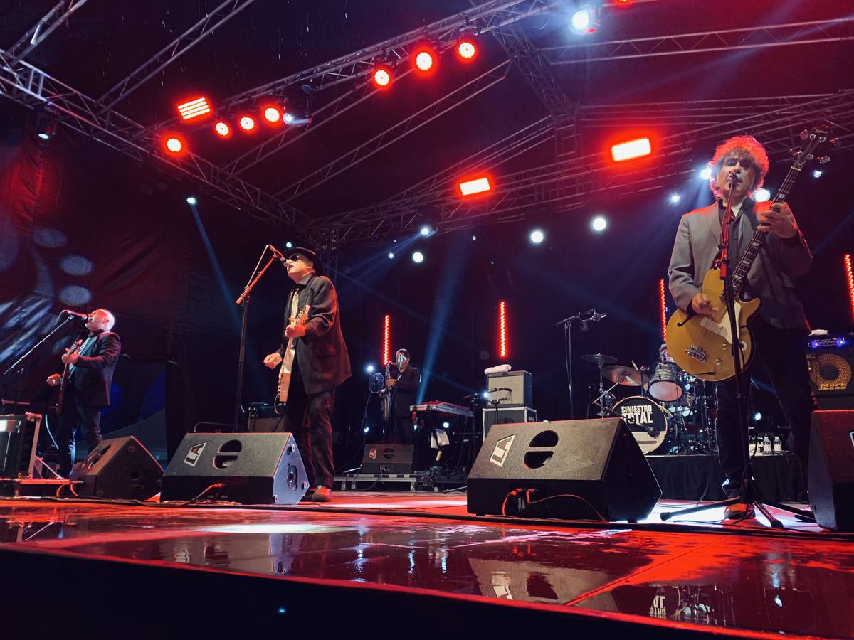 El grupo gallego, convertido ya en un clásico del panorama nacional, ofreció su recital en la plaza Porticada de la capital cántabra.