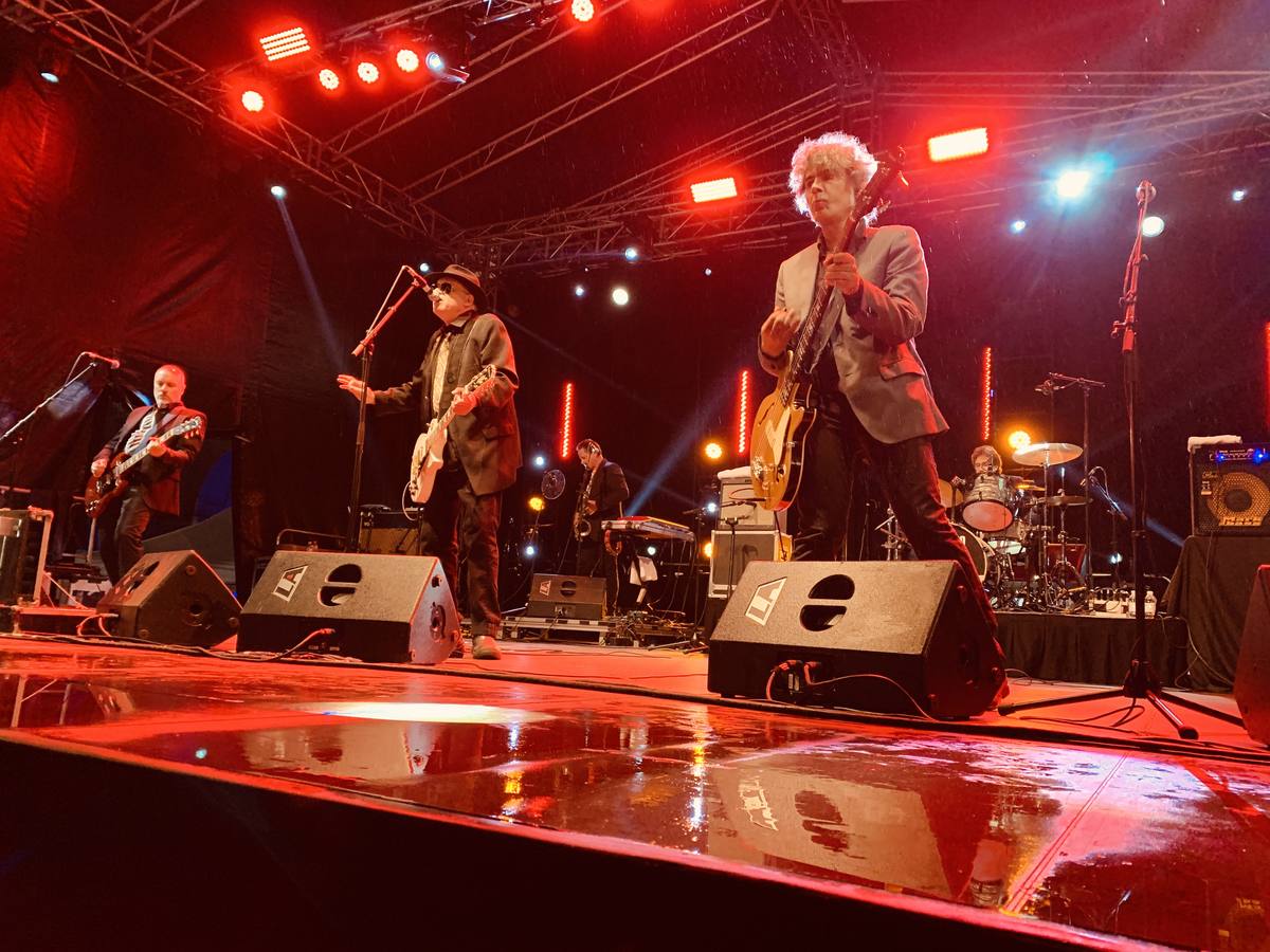 El grupo gallego, convertido ya en un clásico del panorama nacional, ofreció su recital en la plaza Porticada de la capital cántabra.