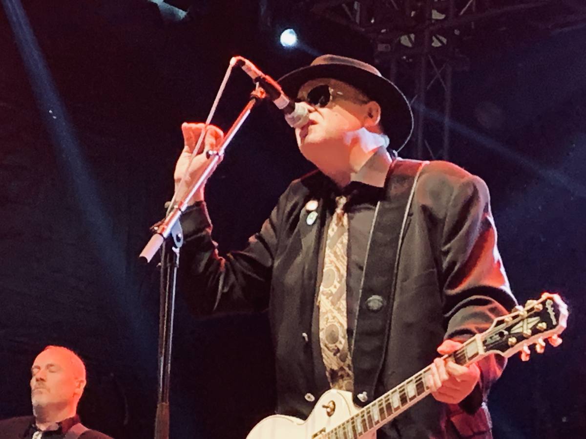 El grupo gallego, convertido ya en un clásico del panorama nacional, ofreció su recital en la plaza Porticada de la capital cántabra.