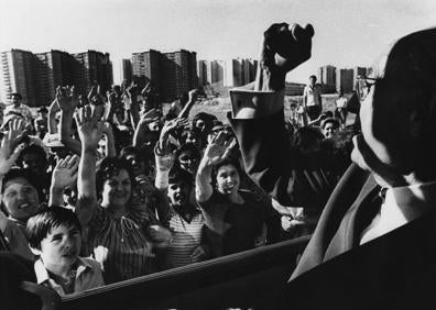 Imagen secundaria 1 - A la derecha el Colectivo La Ventana durante las fiestas del Dos de Mayo en el barrio de Malasaña (Madrid), 1977 (Foto: Equipo Yeti / Archivo Lafuente). A la izquierda el alcalde Enrique Tierno Galván en La Vaguada (Madrid), 1979 (Foto: Enrique Cano / Archivo Lafuente)