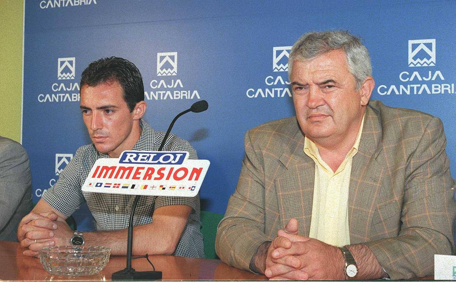 El jugador, Pedro Munitis y el presidente del Racing, Miguel Angel Díaz tras la renovación de su contrato en 1999