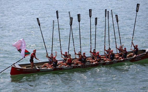 Los remeros de Castro-Santullán celebran su tercera victoria de la temporada, esta en aguas de Guecho.