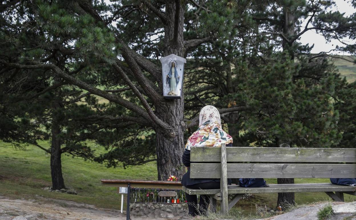 Una mujer reza en la zona conocida como Los Pinos, donde aseguran que se apareció la Virgen en varias ocasiones en los años sesenta.