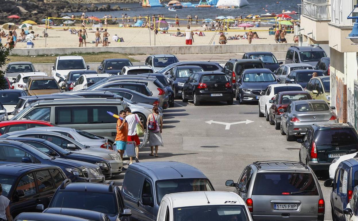 La población de Suances se multiplica por tres en verano, a lo que se suman los visitantes que se acercan desde otros puntos de la región. El fenómeno complica encontrar aparcamiento cerca de la playa. 