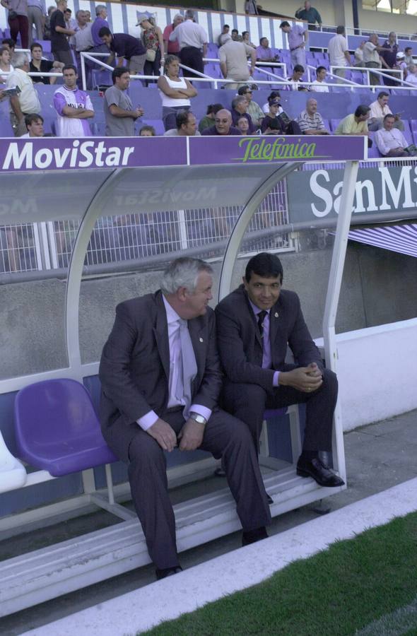 Gustavo Benítez y Miguel Angel Díaz, en el banquillo de La Rosaleda en 2001