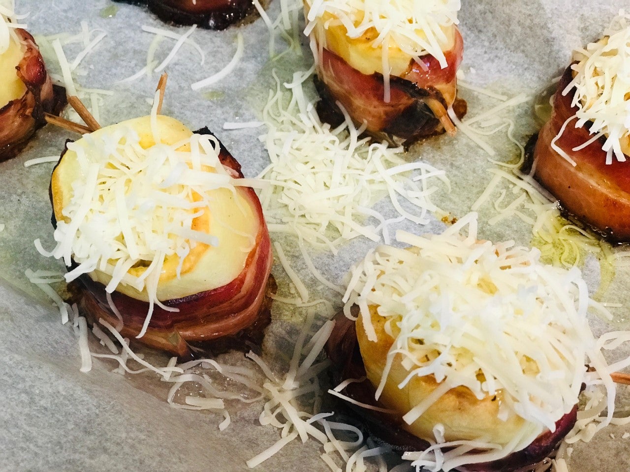 PATATAS RELLENAS. 9-Añadir queso sobre el huevo. Introducir nuevamente en el horno. Poner modo grill a 180 grados durante 5 minutos, tiempo según el horno. Sacar del horno, añadir pimienta y listo para degustar.