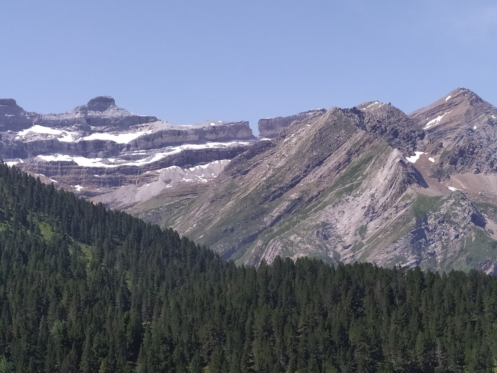 Vista de la Brecha de Roldan y a la derecha de la imagen, la cima del Taillón.