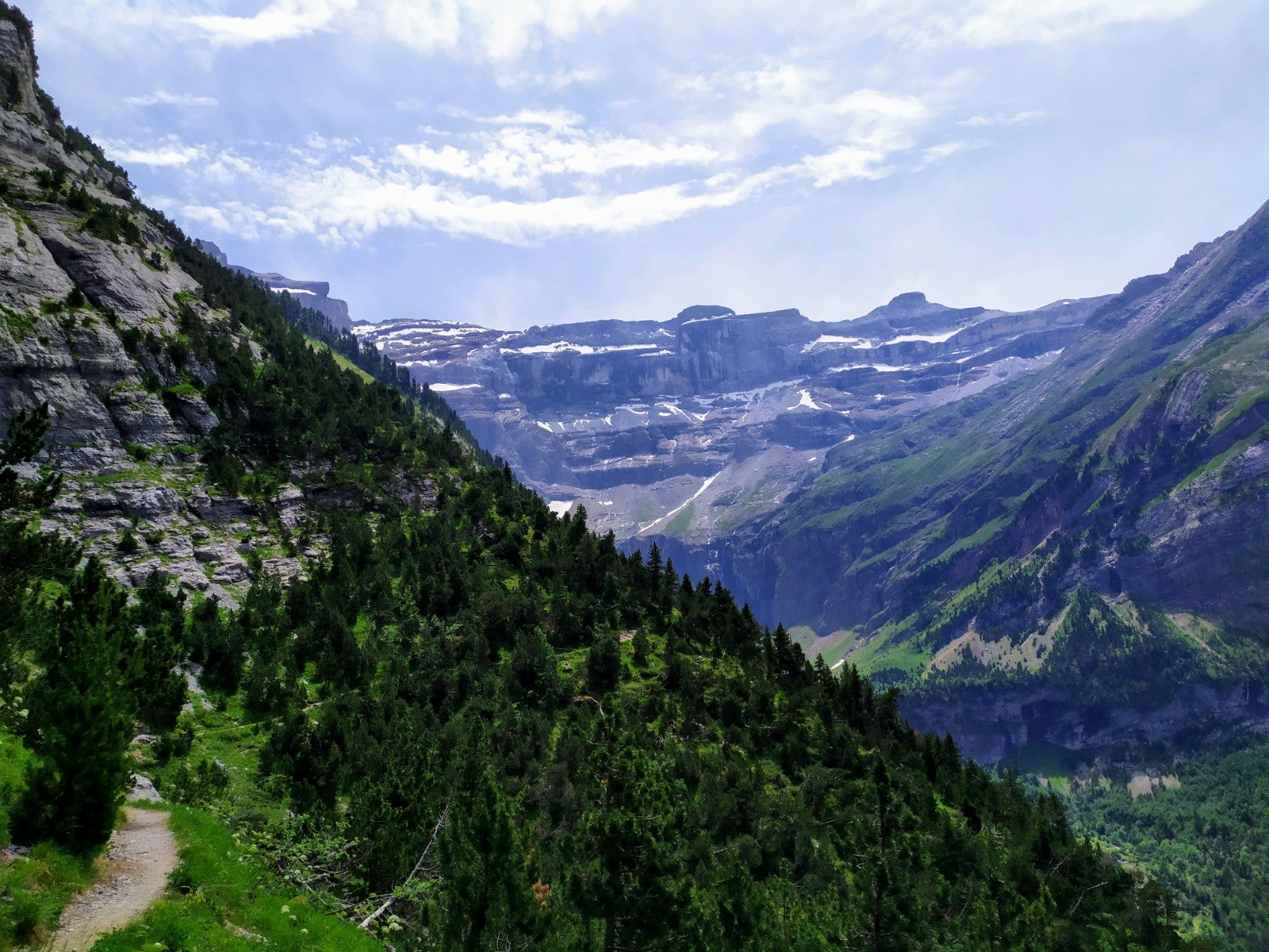 Vista del Circo de Gavanie desde el camino de ascenso hacia el refugio de Espuguettes.