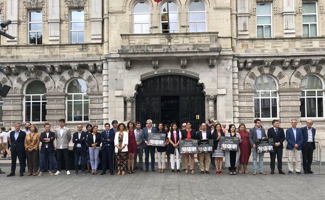 Santander guarda un minuto de silencio por la mujer y el menor asesinados en Barcelona y Murcia