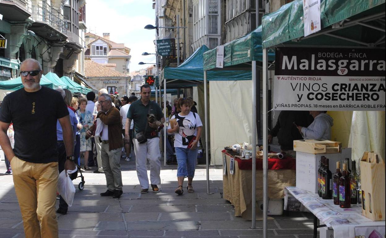 El público llenó las calles del centro de la ciudad, donde se celebra el mercado. :