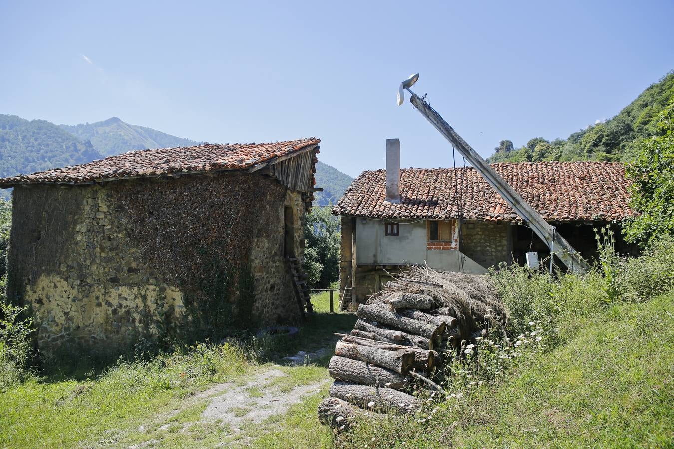 El poste de la luz está a medio caer.