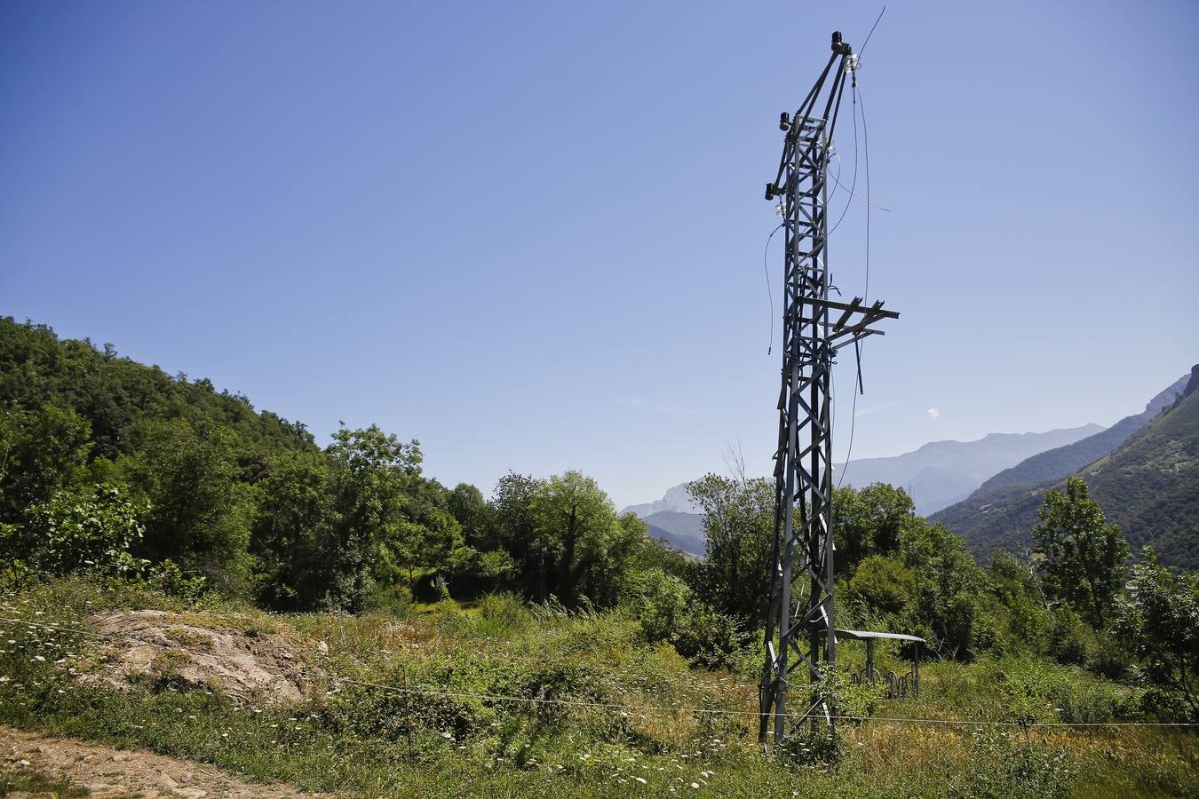 Torreta de la luz con los cables colgando.