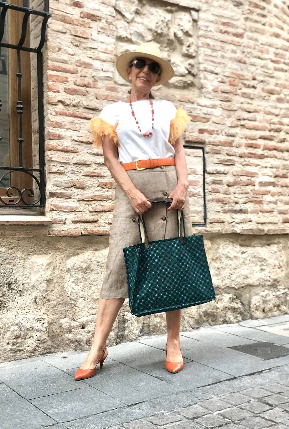 Esther Manrique (Alcalá de Henares, @aisder) nos enseña un look muy actual, con toques de la tendencia safari, combinando prendas y tonos de esta tendencia y complementándolo con su bolso de telas africanas. Un look cómodo, de tendencia y muy ponible, que ella luce con mucho estilo.