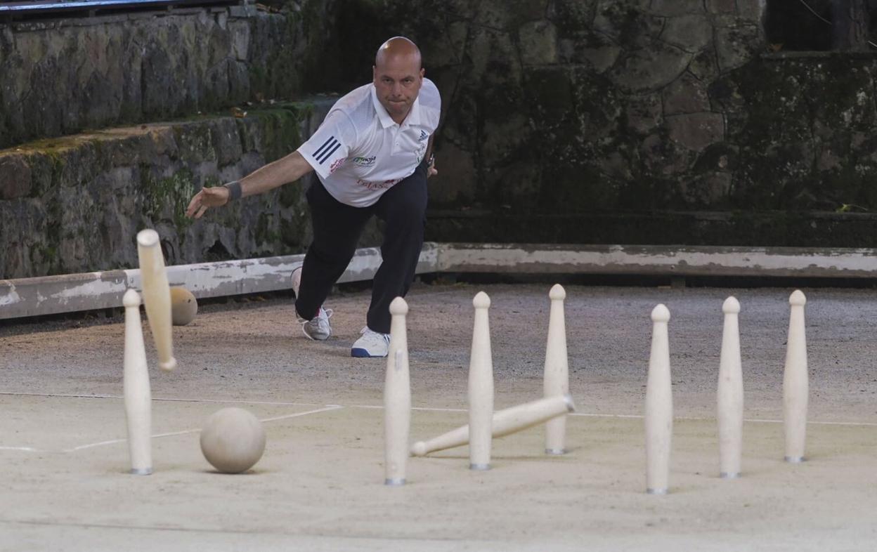 Jesús Salmón superó en su eliminatoria a José Manuel González por 114 a 144 bolos.