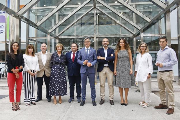 Consejería de Universidades, Igualdad, Cultura y Deporte. Irene Lanuza (Juventud), Silvia Abascal (Cooperación al Desarrollo), Ángel Irabien (Universidades e Investigación), Eva Ranea (Acción Cultura), Jesús Gutiérrez (jefe de Gabinete), Pablo Zuloaga (consejero y vicepresidente), Santiago Fuente (secretario general), Zoraida Hijosa (Memoria Histórica), Consuelo Gutiérrez (Igualdad), Mario Iglesias (Deporte). 