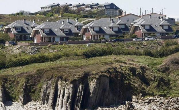 Entre las urbanizaciones afectadas, se encuentran las de la playa de Cerrias, en Liencres. 