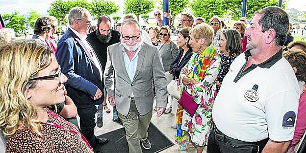 Savater, a la entrada del Paraninfo, rodeado de seguidores y curiosos que le aguardaban en el exterior. 