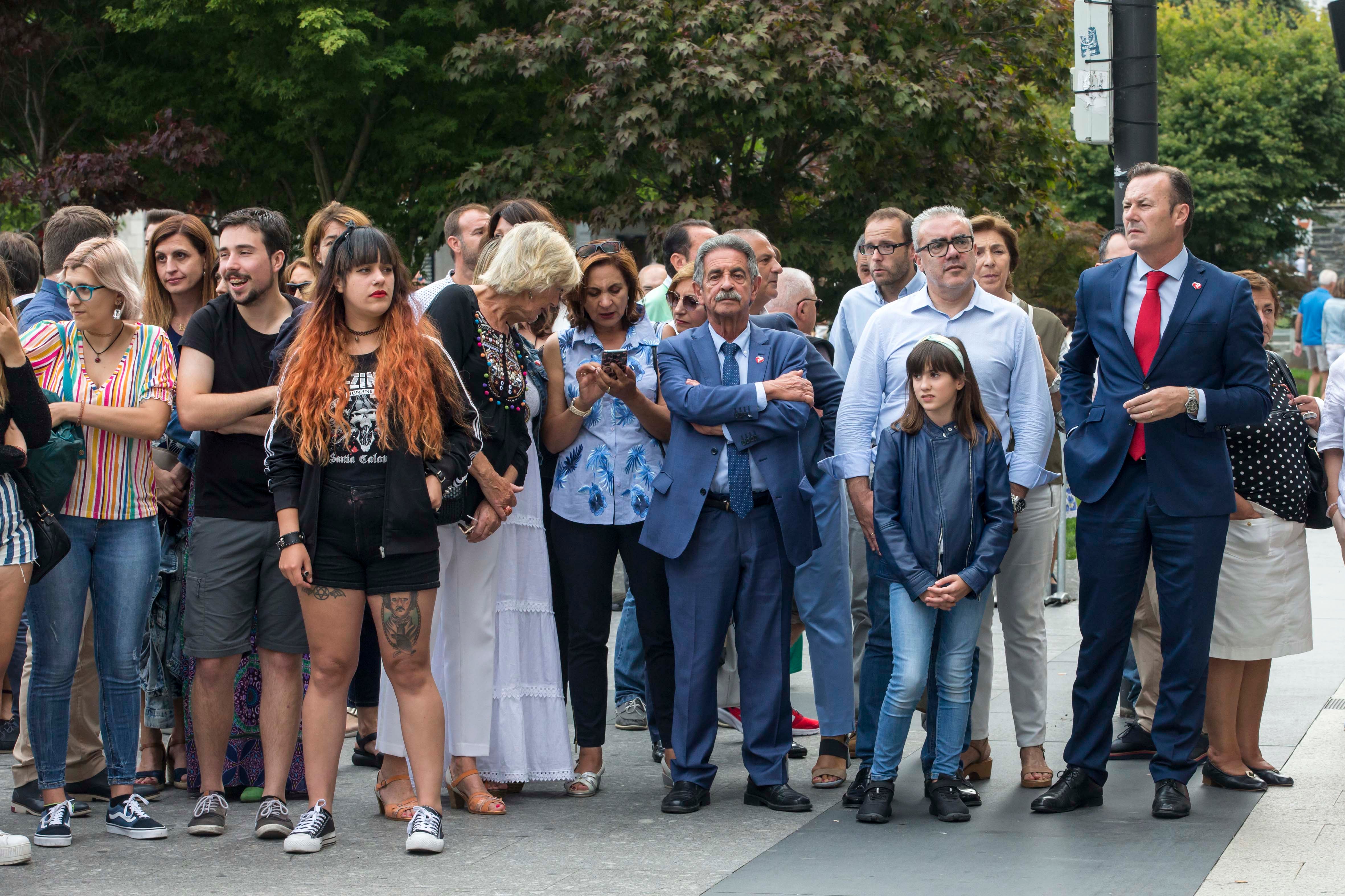 Concentración contra la violencia de género en la plaza del Ayuntamiento de la capital cántabra.