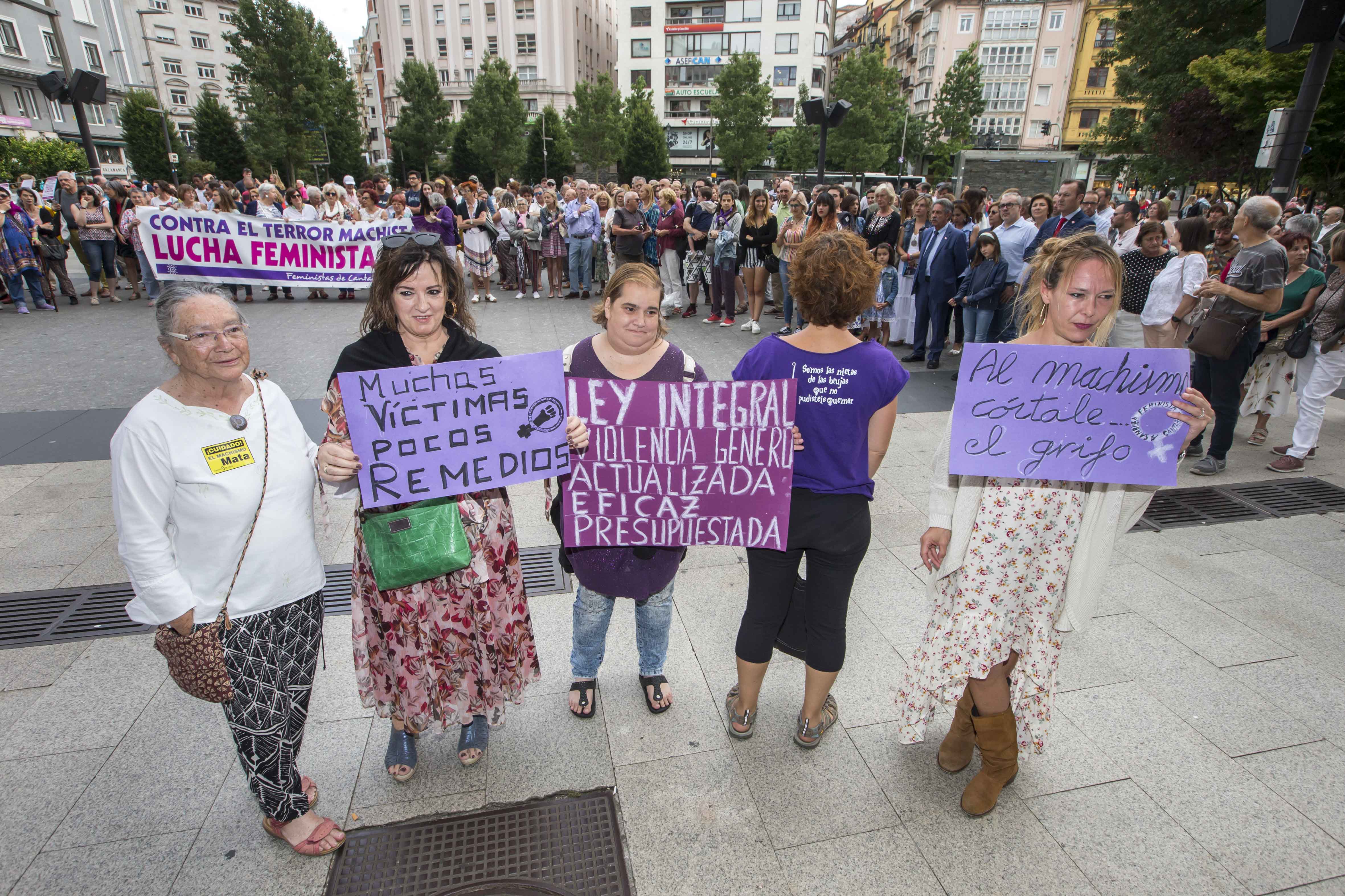 Concentración contra la violencia de género en la plaza del Ayuntamiento de la capital cántabra.