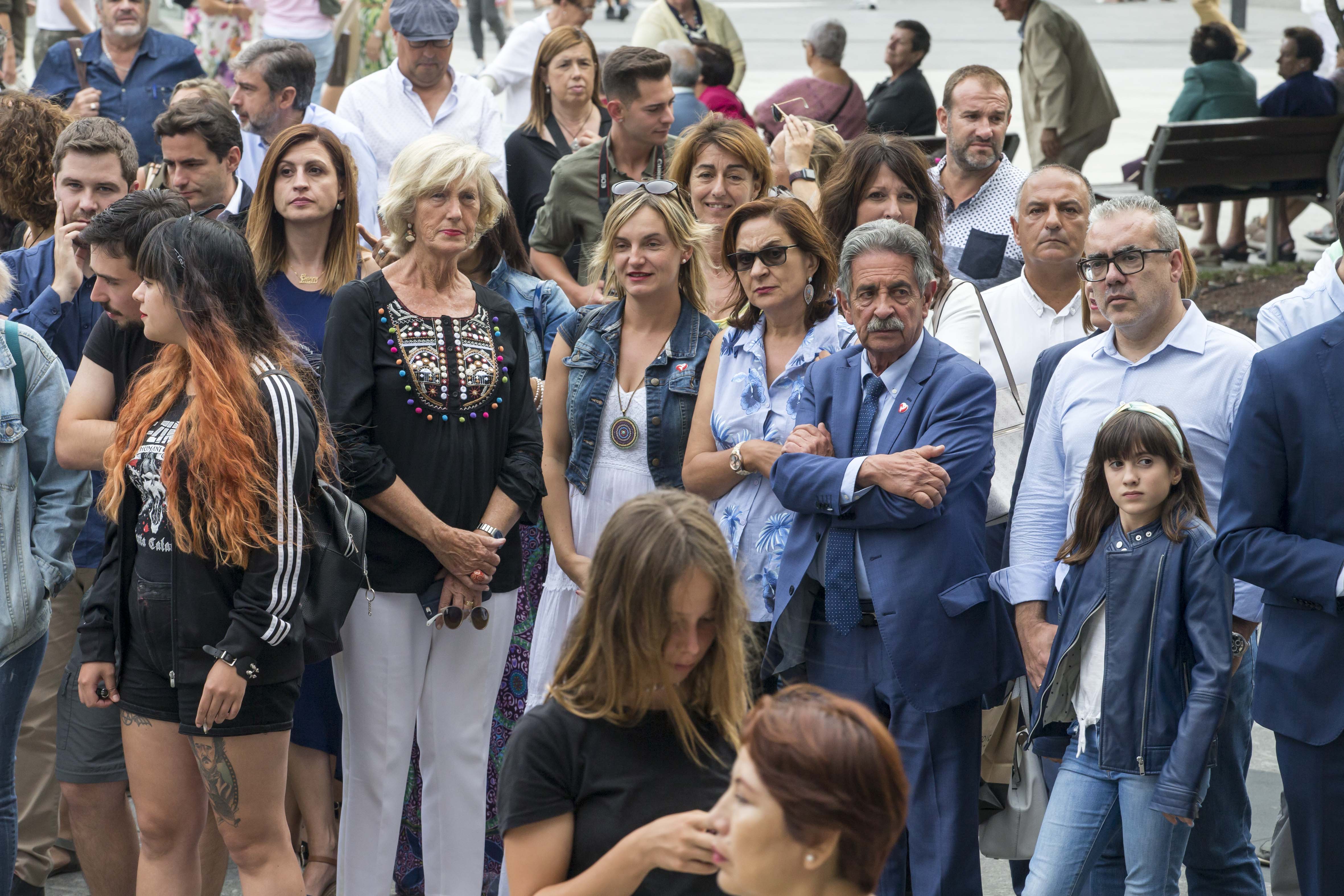 Concentración contra la violencia de género en la plaza del Ayuntamiento de la capital cántabra.