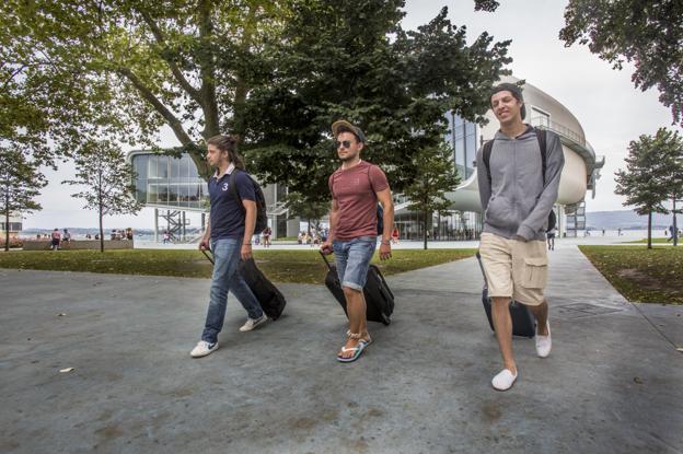 Un grupo de turistas paseaba ayer con sus maletas por las cercanías del Centro Botín. 