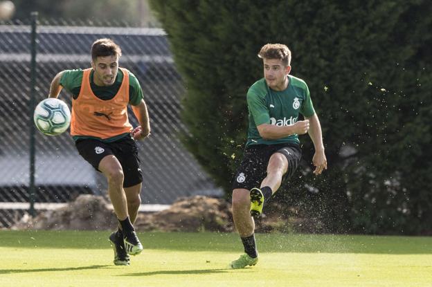 Puras y Cayarga, durante un entrenamiento en las instalaciones Nando Yosu de La Albericia. 