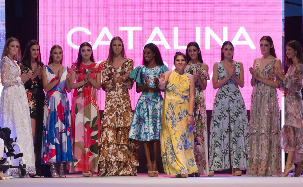 La diseñadora saluda en su último desfile.