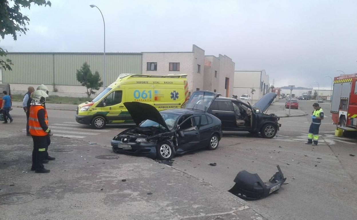 Tres heridos leves en la colisión de dos coches en el polígono de La Vega en Reinosa