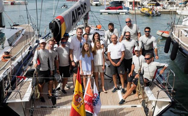 Imagen principal - Jornada en el náutico de los reyes y sus hijas para empezar las vacaciones