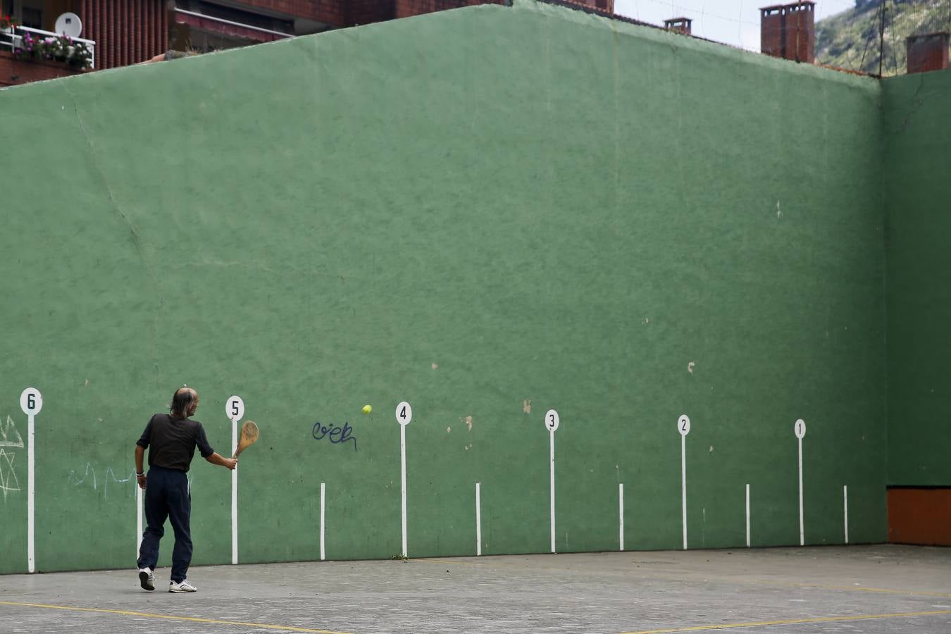 Un hombre juega al frontenis en Mioño.