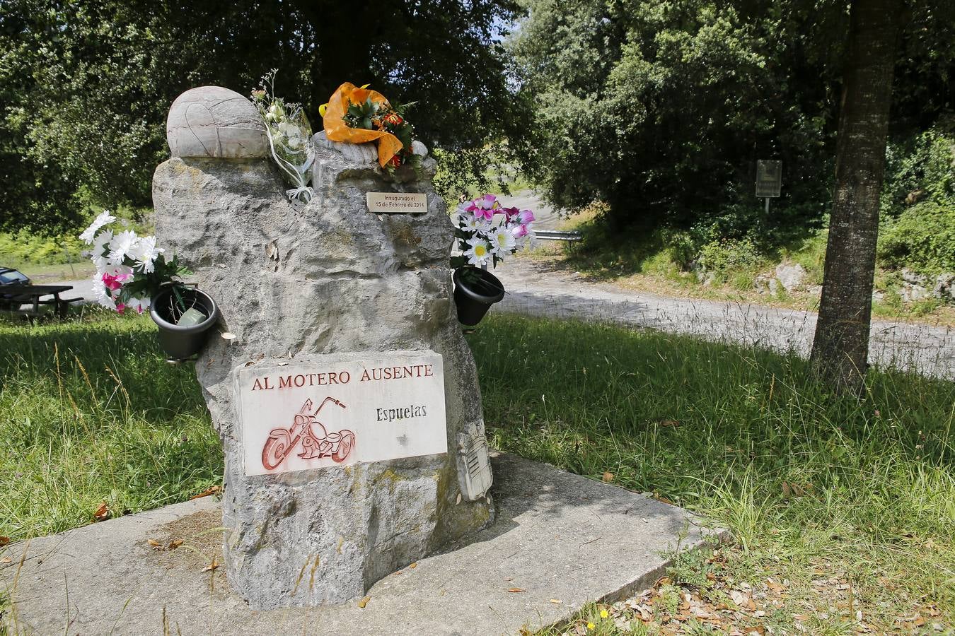 Monumento a los moteros fallecidos en las carreteras. A la salida de Liendo.