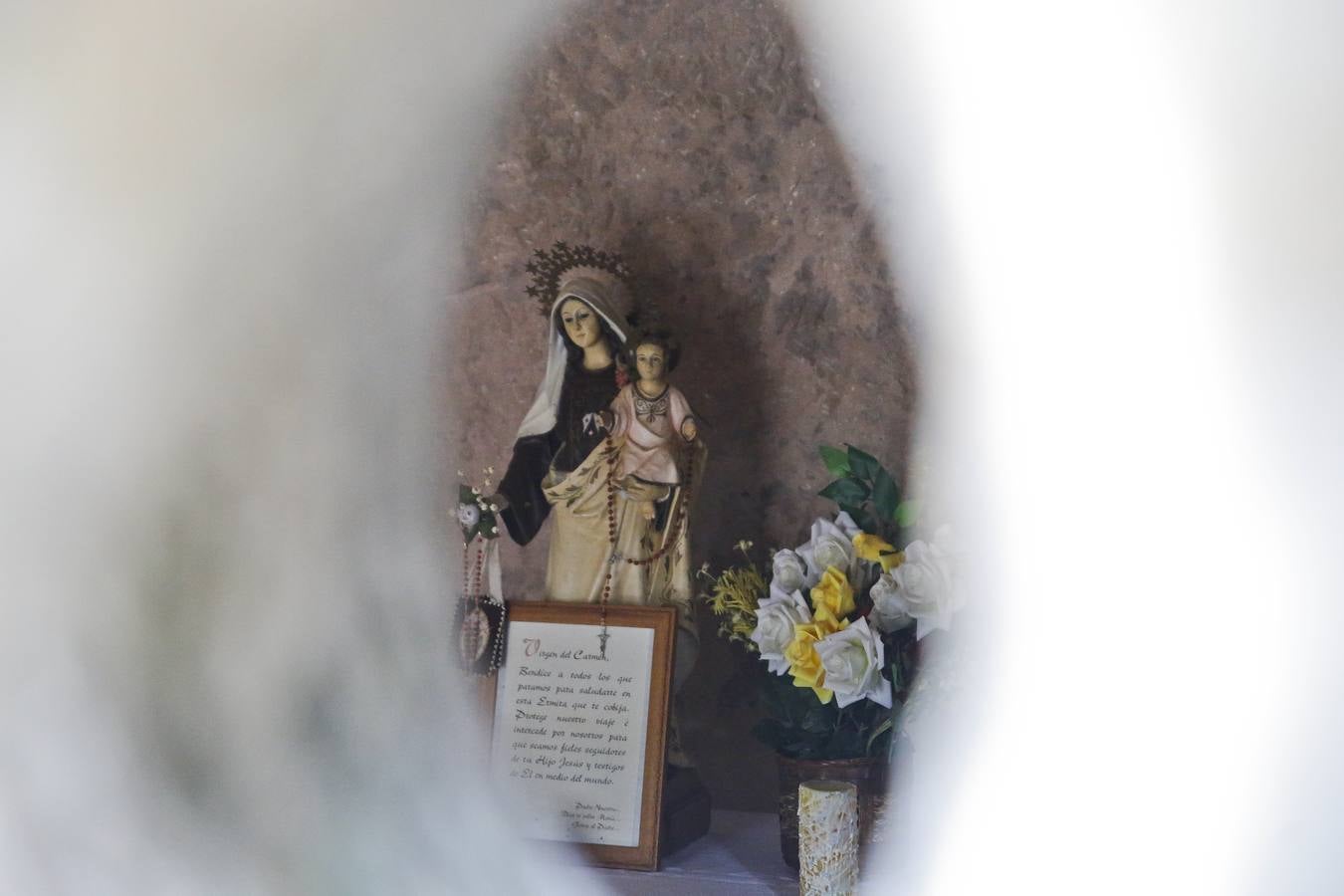 Talla de la virgen del Carmen, en la iglesia rupestre de Cadalso.