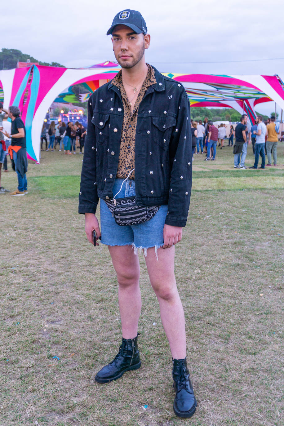 Raúl Bárcena (@barcenaraul), de Laredo. “Aunque no lo parezca, ha sido un look espontáneo. Es mi segundo año en el festival y tenía que venir con mi particular estilo rockero, con la cazadora con tachuelas y la camisa de ‘animal print’ y short vaqueros”.