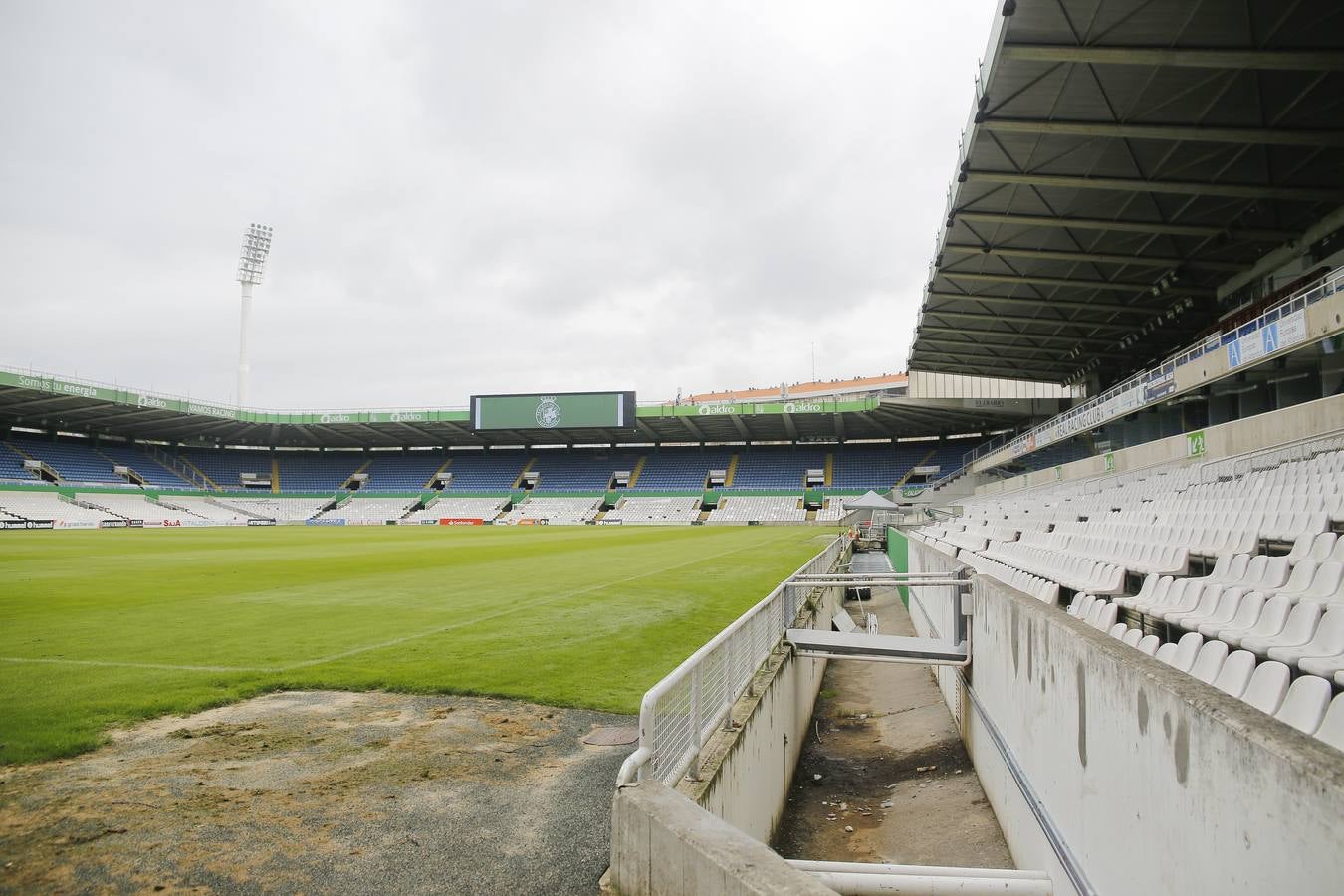 Los trabajos para adecuar el estadio del club cántabro avanzan a buen ritmo.