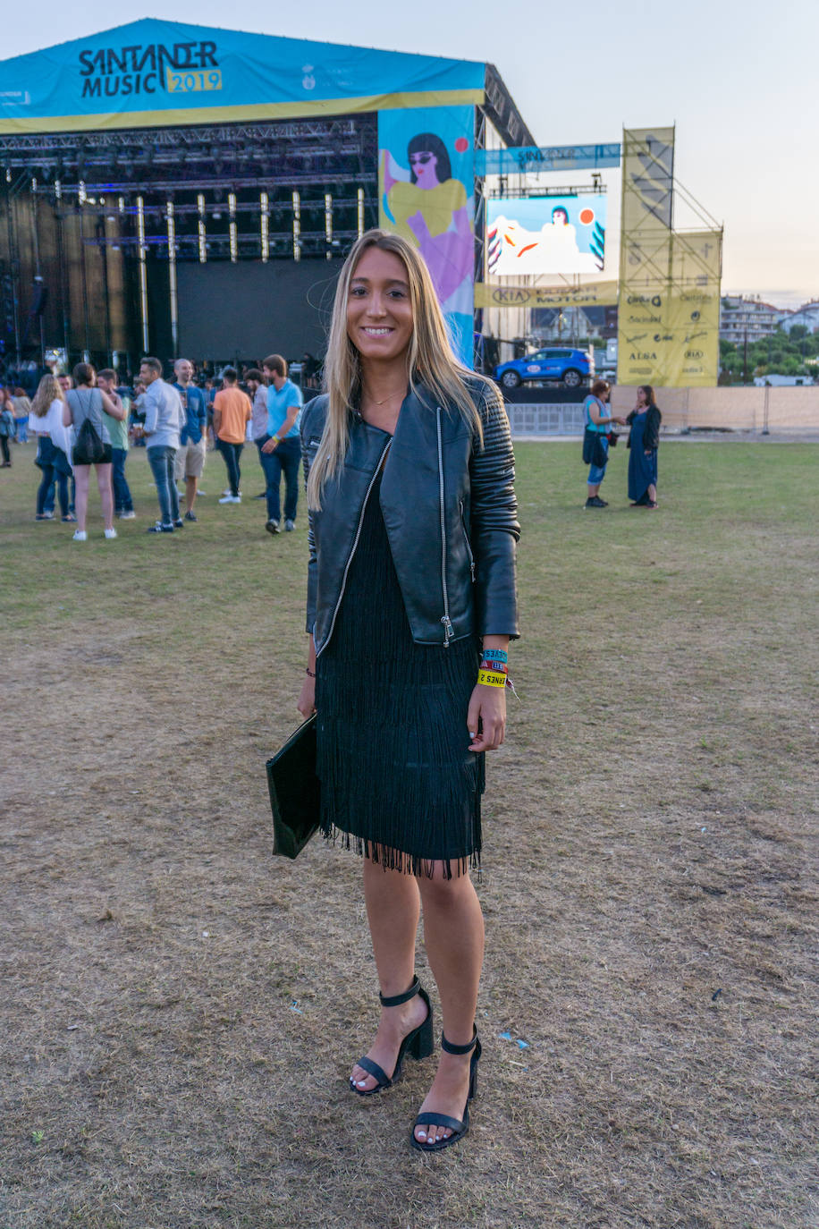 Ana Gómez Diego (@anitagodie), de Santander, pero vive en Madrid. "Me gusta mucho el 'total look', pero no lo he pensado, me ha surgido para salir, improvisado. La combinación del vestido de flecos y la chaqueta de cuerpo queda especial. Soy muy seguidora del festival, este año mis favoritos son Morgan".