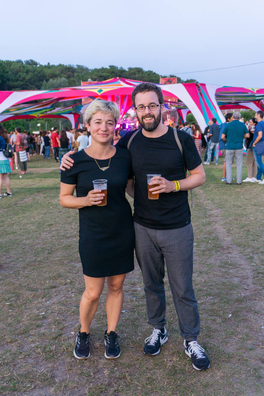 Ana Aced y Manuel Román, de Vitoria. "Aunque parezca no hemos querido venir combinados. La idea era estar cómodos para el festival. Yo me he comprado este collar en el market y estoy encantada",