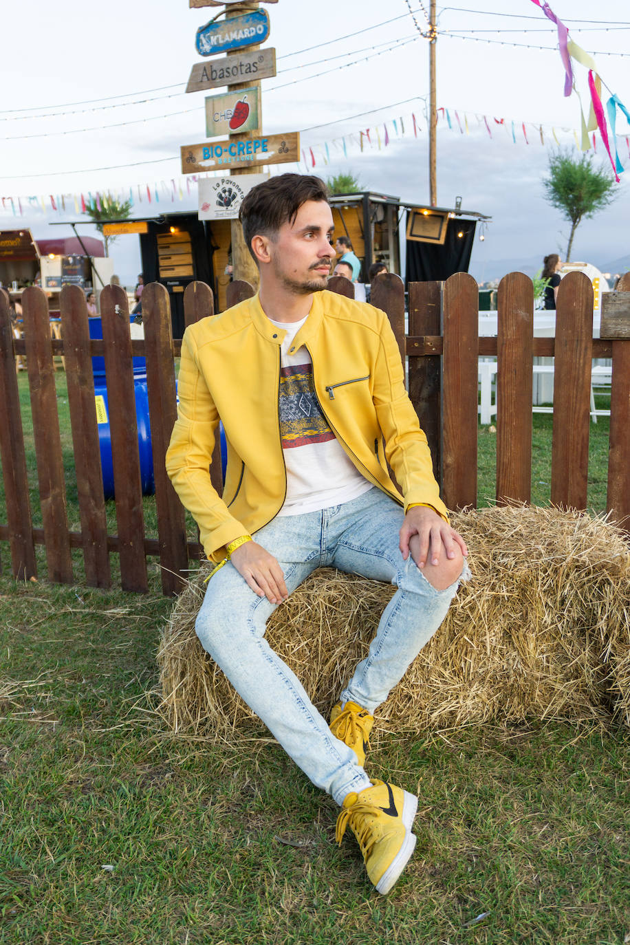 Gonzalo Caballero (@llamamegon), de Santander. "He decidido venir de amarillo porque es uno de los colores del festival, además de ser muy veraniego y animado. Me gusta combinar todo mi look siempre con un color protagonista y con personalidad". 