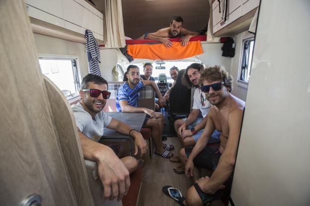 Siete amigos de Tenerife en el interior de su autocaravana, ayer, en el parque de Las Llamas . :: celedonio