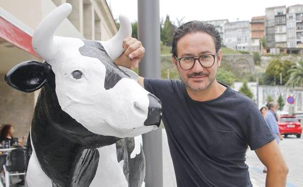 Carlos Santos, antes de la representación, en la Plaza de las Estaciones de Santander.