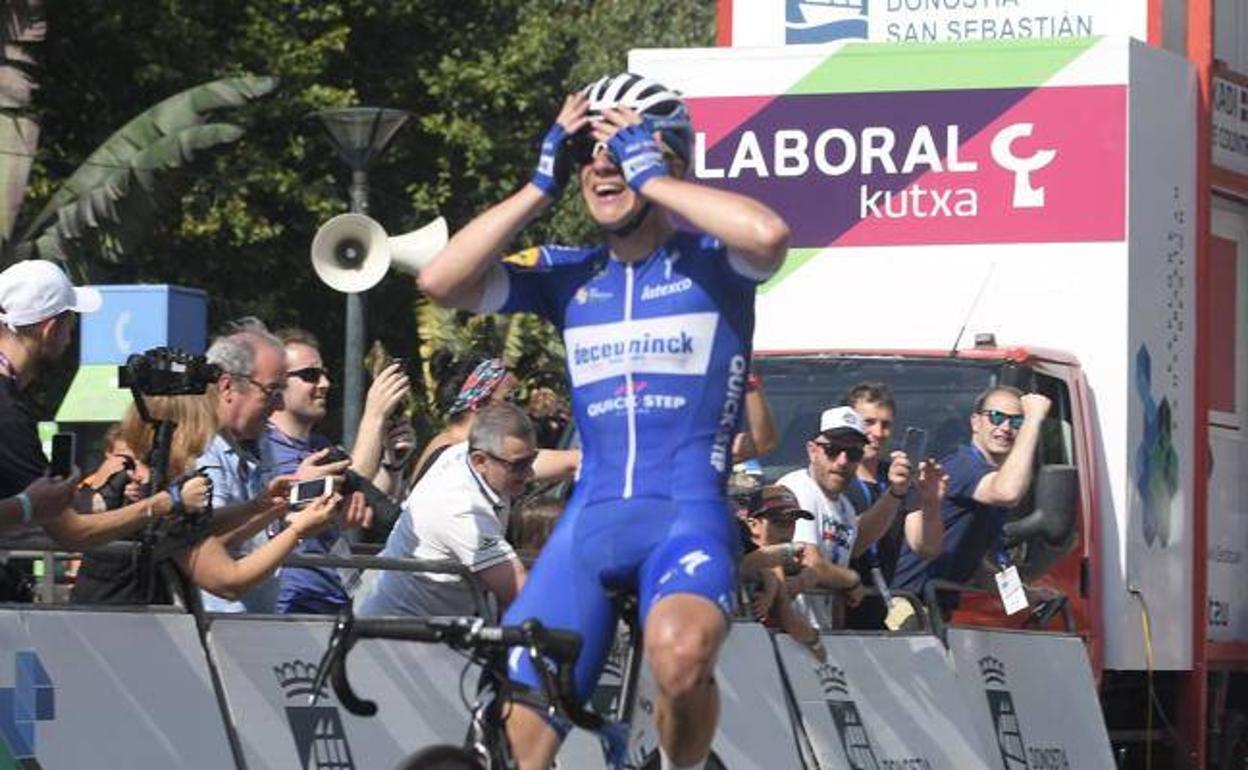 Evenepoel, se lleva las manos a la cabeza tras cruzar la meta.