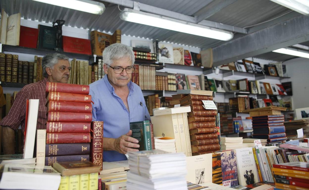 La Feria del Libro Viejo abre en Santander con una mirada a la cartelería comercial de la ciudad