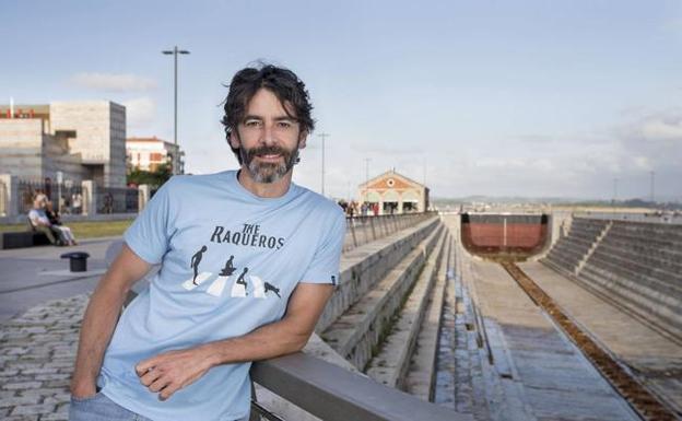 Eduardo Noriega, en el dique Gamazo, con el Palacio de Festivales de fondo.