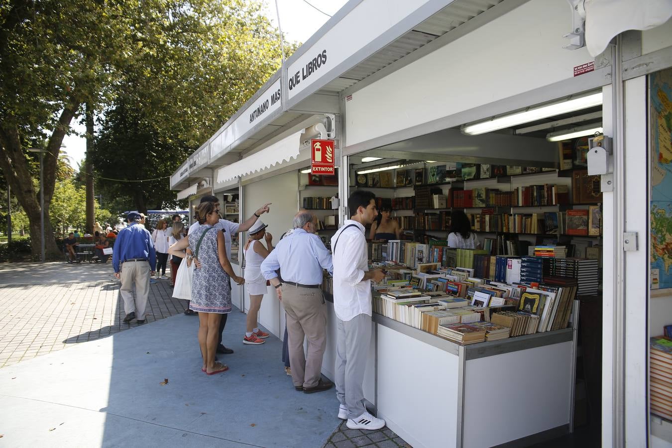 La cita de este año ha comenzado este sábado con 16 librerías especializadas de toda la geografía española, que estarán en la plaza de Alfonso XIII hasta el próximo 18 de agosto. La feria irá acompañada de una exposición sobre 'Cartelería comercial de Santander', donde se mostrará el desarrollo del arte comercial en la ciudad desde principios del siglo XX hasta los años 70.