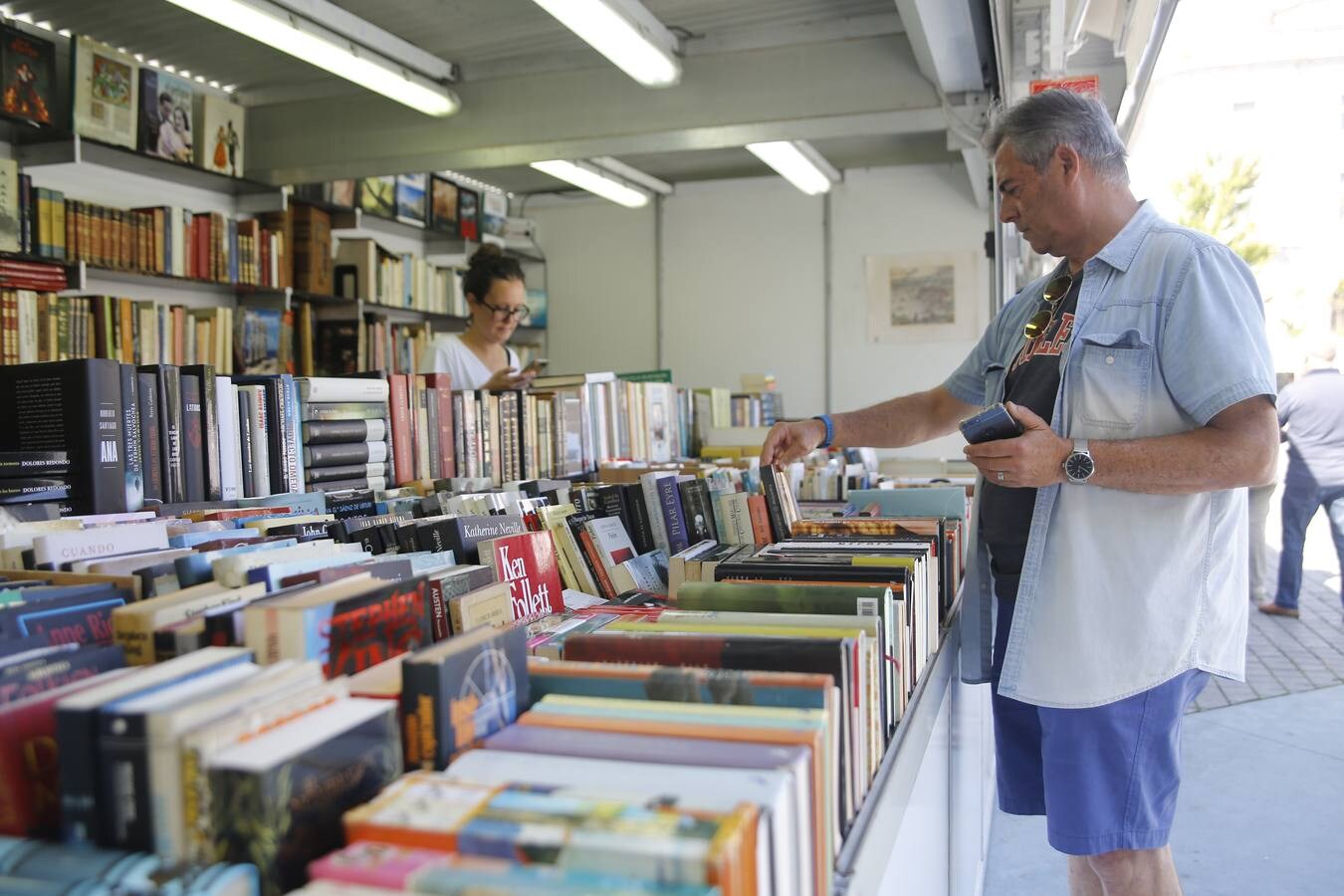 La cita de este año ha comenzado este sábado con 16 librerías especializadas de toda la geografía española, que estarán en la plaza de Alfonso XIII hasta el próximo 18 de agosto. La feria irá acompañada de una exposición sobre 'Cartelería comercial de Santander', donde se mostrará el desarrollo del arte comercial en la ciudad desde principios del siglo XX hasta los años 70.