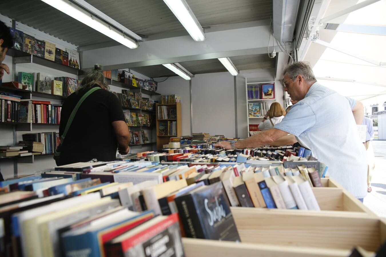 La cita de este año ha comenzado este sábado con 16 librerías especializadas de toda la geografía española, que estarán en la plaza de Alfonso XIII hasta el próximo 18 de agosto. La feria irá acompañada de una exposición sobre 'Cartelería comercial de Santander', donde se mostrará el desarrollo del arte comercial en la ciudad desde principios del siglo XX hasta los años 70.