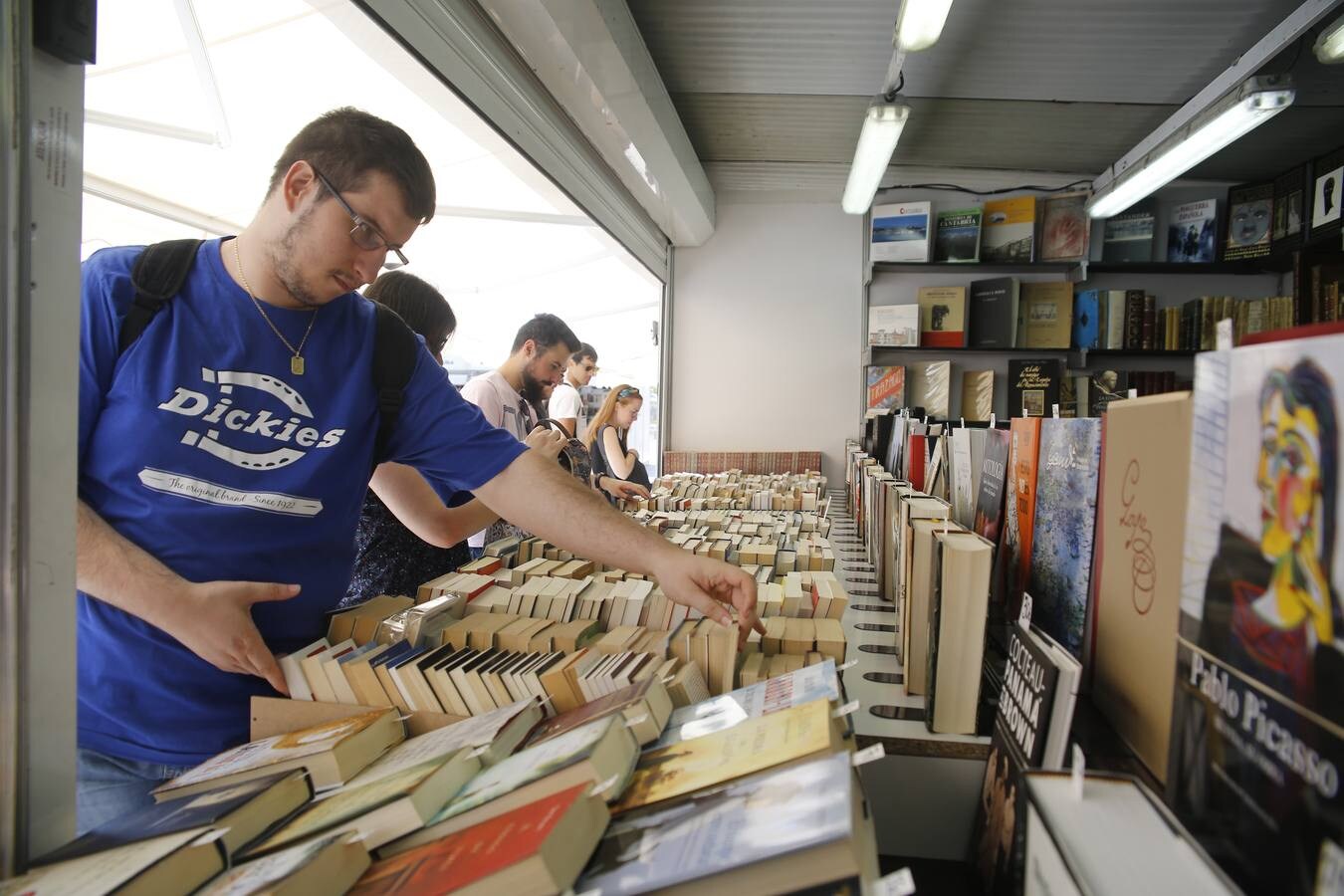 La cita de este año ha comenzado este sábado con 16 librerías especializadas de toda la geografía española, que estarán en la plaza de Alfonso XIII hasta el próximo 18 de agosto. La feria irá acompañada de una exposición sobre 'Cartelería comercial de Santander', donde se mostrará el desarrollo del arte comercial en la ciudad desde principios del siglo XX hasta los años 70.